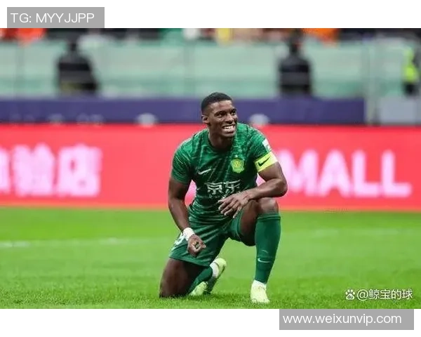 足球球星斜眼神态揭秘：他是如何用眼神征服世界的场上与场外